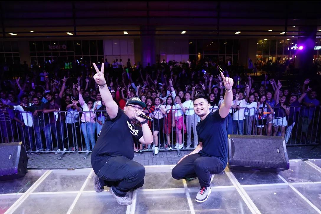 MC Alfer and DJ-turned-trader Niel Recinto on a rap battle stage